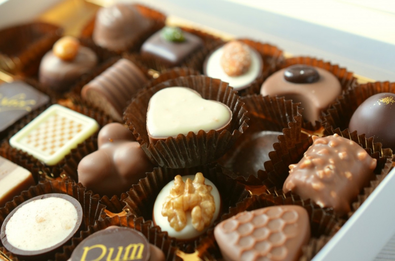 boulangerie-ST DALMAS LE SELVAGE-min_chocolates_food_candy_calories_nibble_chocolate_heart-782043